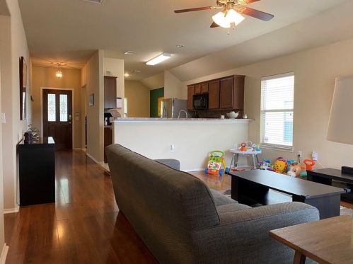 7521 Cedar Edge Dr, Austin TX  78744-1706 exterior