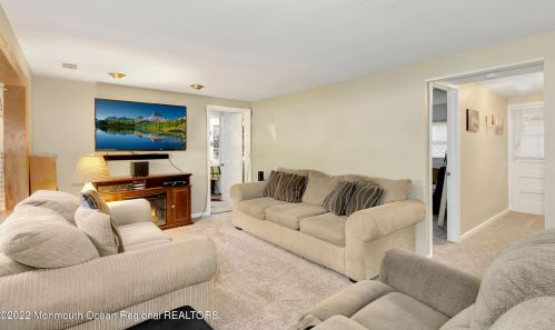 18 California Dr, Jackson Twp, NJ 08527-2106