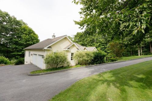 89 Falcon Ridge Rd, Torrington CT  06790-4389 exterior