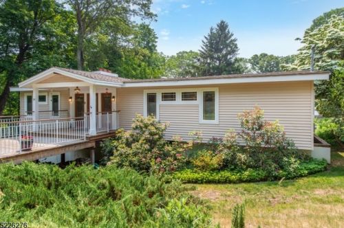 19 Lakeview Dr, Kinnelon, NJ 07405-3113