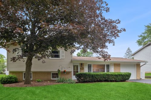 7039 Hawthorne Ln, Hanover Park, IL 60133-6412