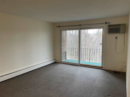 3 Pembroke Dr, Derry, NH 03038-1301