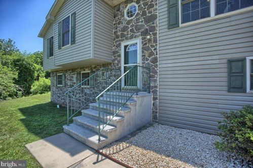 2409 Croll School Rd, York, PA 17403-9694
