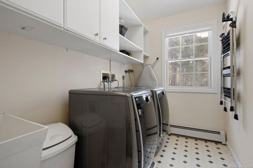 8 Winter Village Rd, Granby CT  06035-1130 exterior