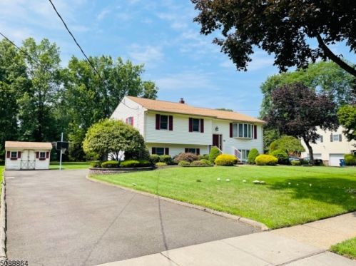 26 Largo Ln, Clark, NJ 07066-2005