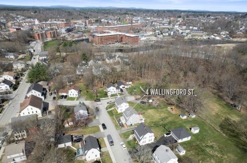 4 Wallingford St, Dover, NH 03820-3810