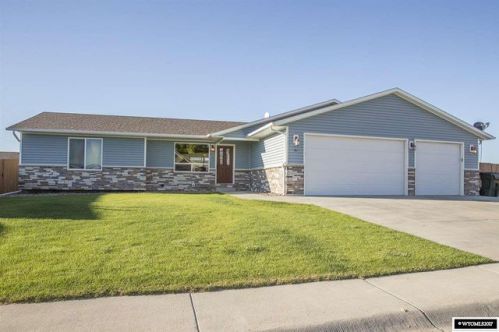 106 Drum Dr, Orin, WY 82633-2597