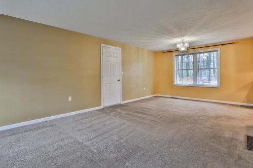 38 Scottsdale Dr, Hudson NH  03051-3750 exterior