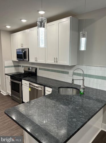 6033 Locust St, Philadelphia, PA 19139-3735