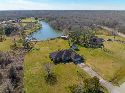 140 Lakewood Dr, Angleton TX  77515-9484 exterior