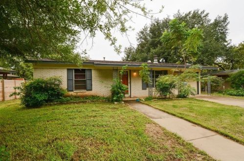 1703 Crown Dr, Austin TX  78745-1708 exterior