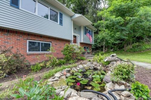 19 Mary St, Bloomingdale, NJ 07403-1131