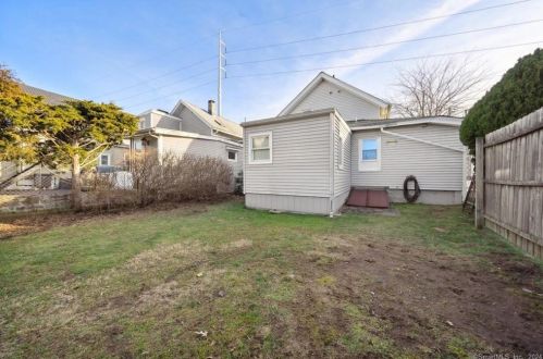 5 Moore Pl, Norwalk, CT 06855-1008