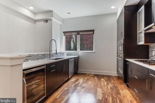 154 Front St, Philadelphia PA  19106-0020 exterior