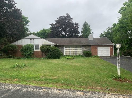 4 Meadow Ln, Chester, CT 06412-1207