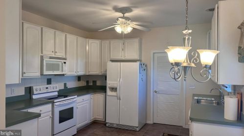 15 Crystal Dr, Beverly, NJ 08010-3124