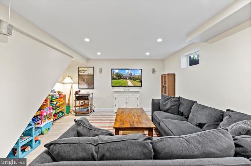 9905 Markham St, Silver Spring MD 20901-2233 exterior