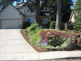 207 Sweden Cir, Silverton, OR 97381-1885