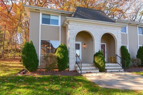 301 Woodside Dr, Providence, RI 02904-8946