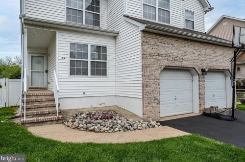 19 Yorkshire Village Rd, Trenton, NJ 08648-1327