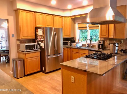 8 Home Pl, Greenwich CT  06830-7106 exterior