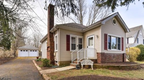 8 Valley View Ave, Gladstone, NJ 07934-2025