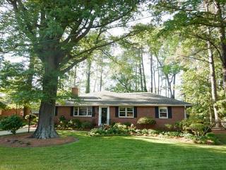 132 Causeway Dr, Chesapeake, VA 23322-4018
