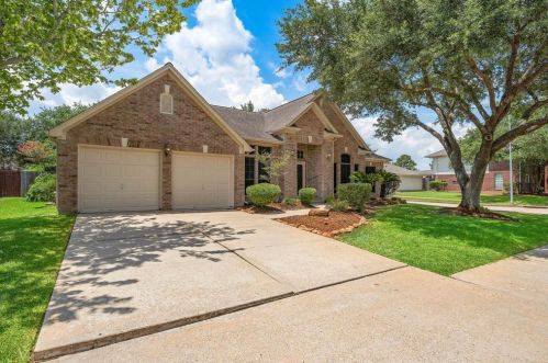 2602 Dixie Woods Dr, Pearland, TX 77581-5895