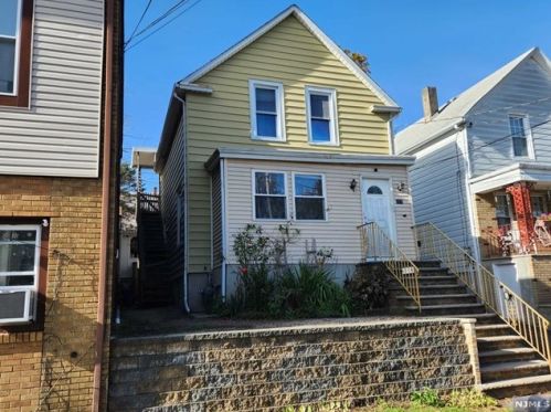 227 Chestnut St, Outwater, NJ 07026-2731