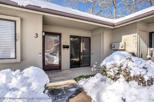 3 Manchester Ct, Tinton Falls, NJ 07701-5425