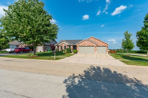 1154 Arneita St, Sycamore IL  60178-1125 exterior