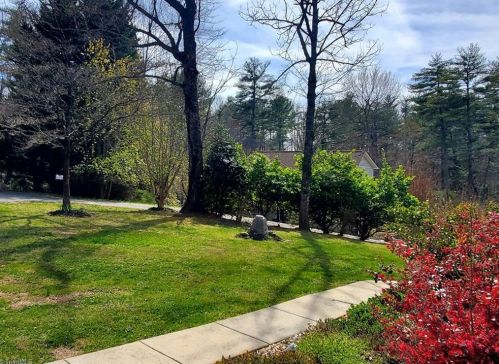 101 Tanglewood Dr, Mount Airy, NC 27030-7777