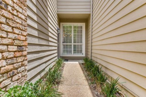 8667 Brittania Ct, Dallas, TX 75243-8032