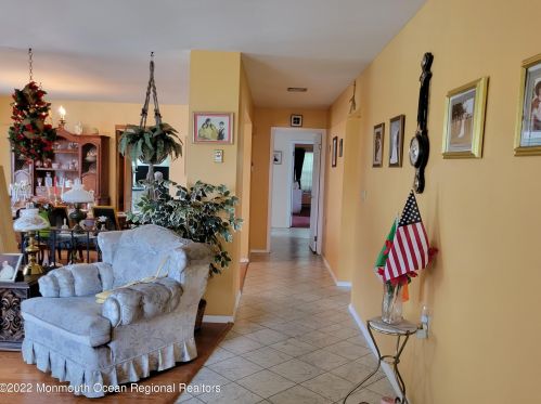 7 Normanton Ave, Lakehurst, NJ 08759-6827