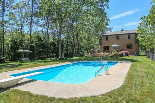 25 Riverview Dr, Charlestown, RI 02813-4004
