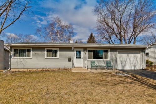 18332 Woodland Ter, Gurnee, IL 60031-1549