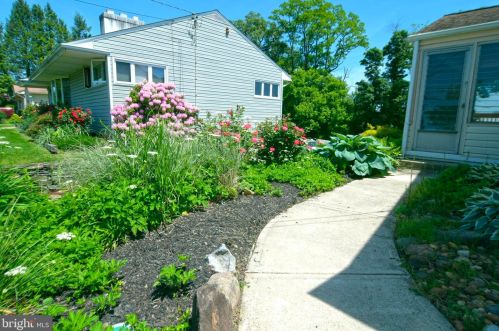 92 Lakedale Dr, Trenton NJ 08648-4421 exterior