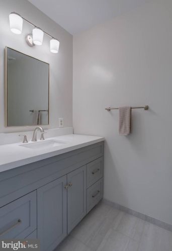 5707 Oak Leather Dr, Springfield VA  22015-2315 exterior