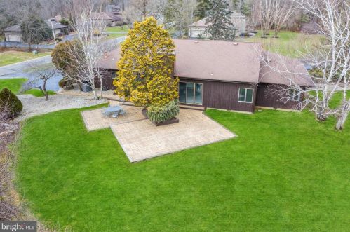 1 Hemlock Ct, Princeton NJ  08540-4708 exterior