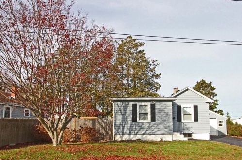 51 Smythe St, Middletown, RI 02842-4847