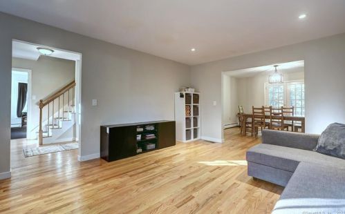 8 Captains Watch, Huntington CT  06484-5914 exterior