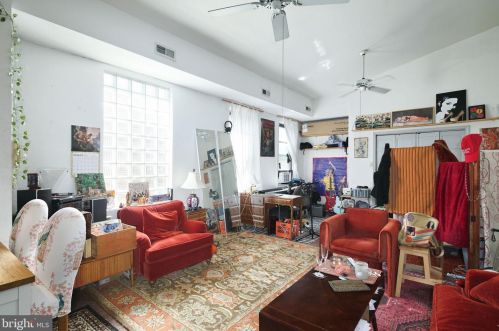 920 4 St, Philadelphia PA 19147-4104 exterior