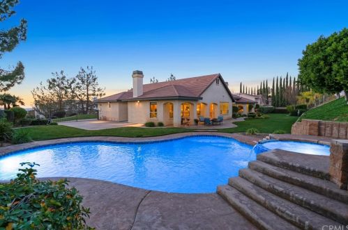 7470 Chateau Rdg Ln, Riverside CA  92506-7542 exterior