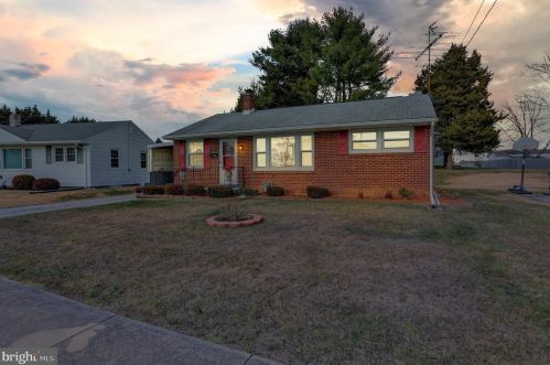 20 Lincoln Dr, Hanover PA 17331-4906 exterior