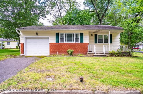 18 Roosevelt City Rd, Lakehurst, NJ 08759-1120