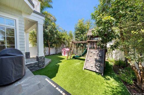 877 8th St, Manhattan Beach, CA 90266-5862