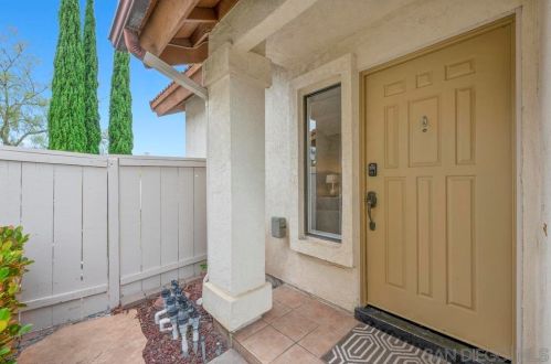 2236 Village Center Dr, Encinitas, CA 92024-5455