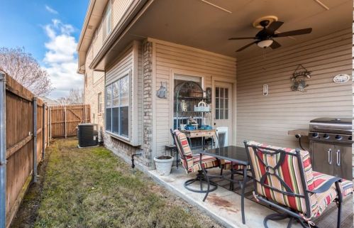 2210 Meadowstone Dr, Carrollton TX 75006-2642 exterior