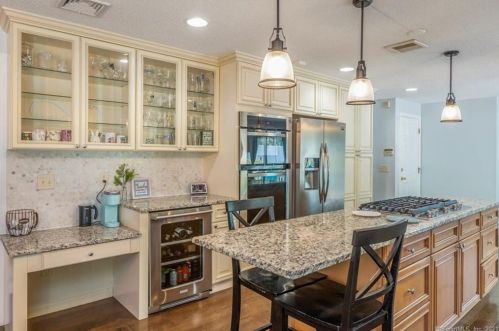 81 Rockledge Dr, Wapping, CT 06074-1550