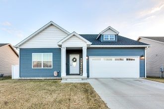 913 Barker St, Tuscola, IL 61953-1121
